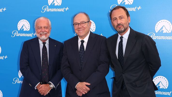 ROME, ITALY - SEPTEMBER 14: Aurelio De Laurentiis, Carlo Verdone and Luigi De Laurentiis attend the Paramount+ Italian launch red carpet at Cinecitta on September 14, 2022 in Rome, Italy. (Photo by Ernesto S. Ruscio/Getty Images) ‘Vita da Carlo quarta stagione’, al via le riprese: protagonisti, guest star e dove vederlo - immagine 1