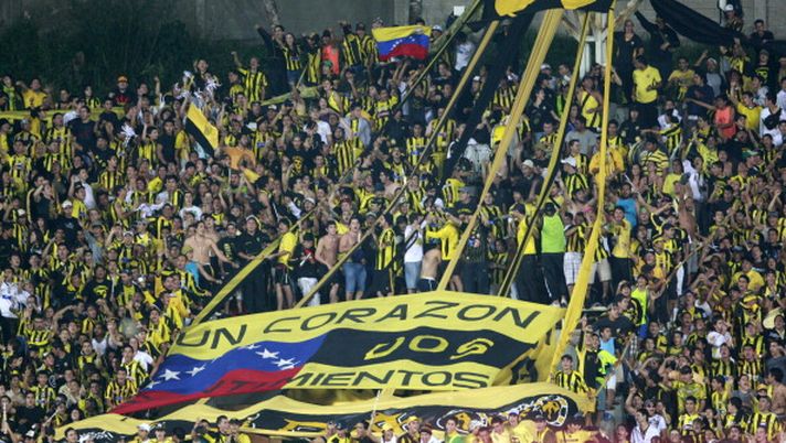 CARACAS, VENEZUELA - FEBRUARY 15: Fans of Deportivo. Tachira support their team during a Libertadores Cup game against Santos. February 15, 2011 San Cristobal, Venezuela. (Photo by Alejandro Ybañez / LatinContent / Getty Images) Venezuela, liberati 24 tifosi del Tachira arrestati dal Sebin - immagine 1
