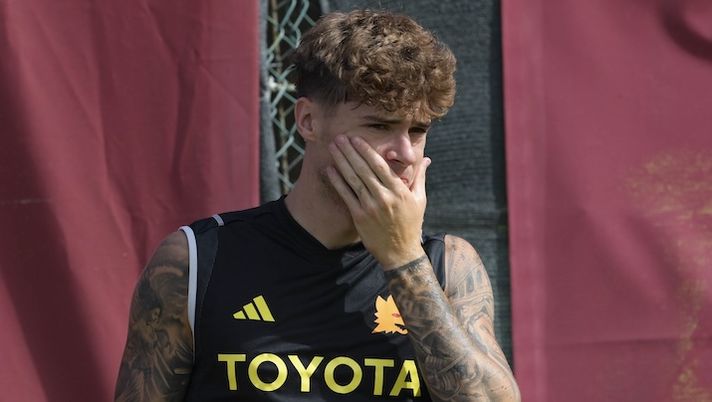 ROME, ITALY - AUGUST 28: AS Roma player Nicola Zalewski during training session at Centro Sportivo Fulvio Bernardini on August 28, 2023 in Rome, Italy. (Photo by Luciano Rossi/AS Roma via Getty Images) Zalewski: “Ero molto vicino al Galatasaray: ci ho pensato ma poi ho deciso così” - immagine 1