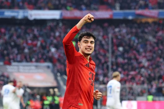 MONACO DI BAVIERA, GERMANIA - 01 FEBBRAIO: Aleksandar Pavlovic, centrocampista del Bayern Monaco. (Foto di Alexander Hassenstein/Getty Images) Bayern Monaco-Werder Brema, sfida tra giovani talenti- immagine 2