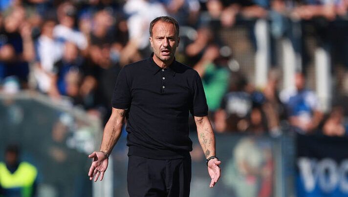 PISA, ITALY - OCTOBER 18: Alberto Gilardino manager of Pisa Sporting Club reacts during the Serie A match between Pisa SC and Hellas Verona FC at Arena Garibaldi on October 18, 2025 in Pisa, Italy. (Photo by Gabriele Maltinti/Getty Images) Gilardino: “Era fondamentale fare un punto! Rispondo così su Albiol, Caracciolo e Nzola” - immagine 1