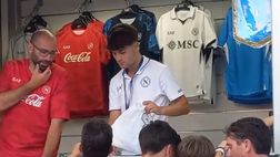 Tifosi in delirio: fila immensa per acquistare la seconda maglia del Napoli