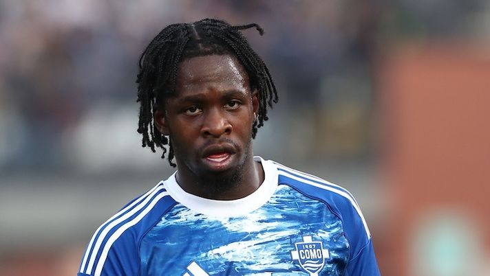 COMO, ITALY - NOVEMBER 08: Jayden Addai of Como 1907 looks on during the Serie A match between Como 1907 and Cagliari Calcio at Giuseppe Sinigaglia Stadium on November 08, 2025 in Como, Italy. (Photo by Marco Luzzani/Getty Images) Como, non solo Diao: problemi per Addai e cambio contro la Roma. Cos’è successo - immagine 1