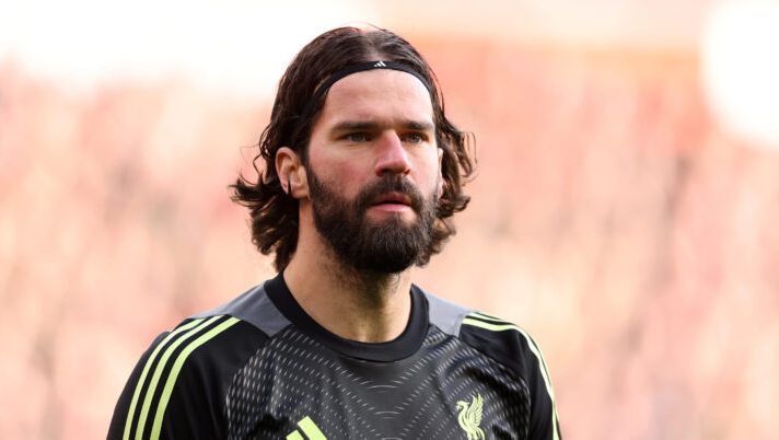 LIVERPOOL, ENGLAND - MARCH 15: Alisson Becker of Liverpool looks on during the Premier League match between Liverpool and Tottenham Hotspur at Anfield on March 15, 2026 in Liverpool, England. (Photo by Michael Regan/Getty Images) Romano – Il Liverpool blocca Alisson: si complica definitivamente l’affare per la Juve! Su Jones all’Inter… - immagine 1