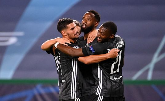 LISBON, PORTUGAL - AUGUST 15: Moussa Dembele of Olympique Lyon celebrates with teammates after scoring his team's second goal during the UEFA Champions League Quarter Final match between Manchester City and Lyon at Estadio Jose Alvalade on August 15, 2020 in Lisbon, Portugal. (Photo by Franck Fife/Pool via Getty Images) Lione-Rennes, le probabili formazioni: Lacazette sfida Kalimuendo. Tolisso dal 1′- immagine 3