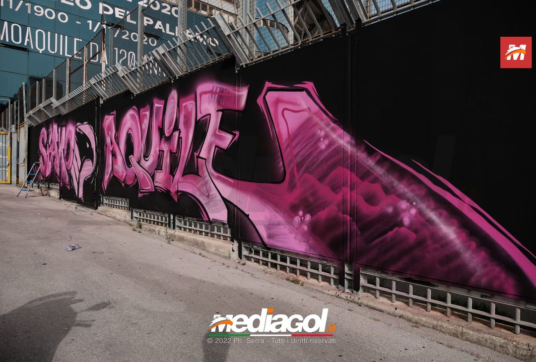 FOTO Palermo, le impronte rosa sul murales del ‘Renzo Barbera’ (Gallery) - immagine 4