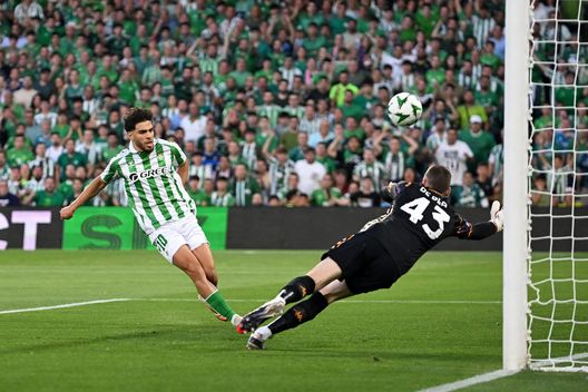 SEVILLE, SPAIN - MAY 01: Abde Ezzalzouli of Real Betis scores his team's first goal past David De Gea of Fiorentina during the UEFA Conference League 2024/25 Semi Final First Leg match between Real Betis Balompie and ACF Fiorentina at Estadio Benito Villamarin on May 01, 2025 in Seville, Spain. (Photo by Denis Doyle/Getty Images) Betis-Fiorentina