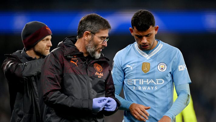 MANCHESTER, INGHILTERRA - 06 MARZO: Matheus Nunes del Manchester City lascia il campo con le dita legate dopo aver subito un infortunio durante la partita di ritorno degli ottavi di UEFA Champions League 2023/24 tra Manchester City e F.C. Copenaghen all'Etihad Stadium il 06 marzo 2024 a Manchester, Inghilterra. (Foto di Shaun Botterill/Getty Images) sei cambi