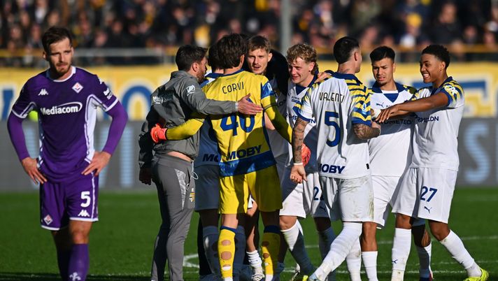 PARMA, ITALY - DECEMBER 27: Players of Parma Calcio celebrates during the Serie A match between Parma Calcio 1913 and ACF Fiorentina at Stadio Ennio Tardini on December 27, 2025 in Parma, Italy. (Photo by Alessandro Sabattini/Getty Images) Fiorentina-Parma, gli ultras ducali diserteranno la trasferta: il comunicato - immagine 1
