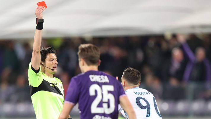 FLORENCE, ITALY - APRIL 18: Antonio Damato referee shows the red card to Alessandro Murgia of SS Lazio during the serie A match between ACF Fiorentina and SS Lazio at Stadio Artemio Franchi on April 18, 2018 in Florence, Italy. (Photo by Gabriele Maltinti/Getty Images) L’ex arbitro Damato: “Serve creare empatia con i giocatori. A cosa serve Open Var” - immagine 1