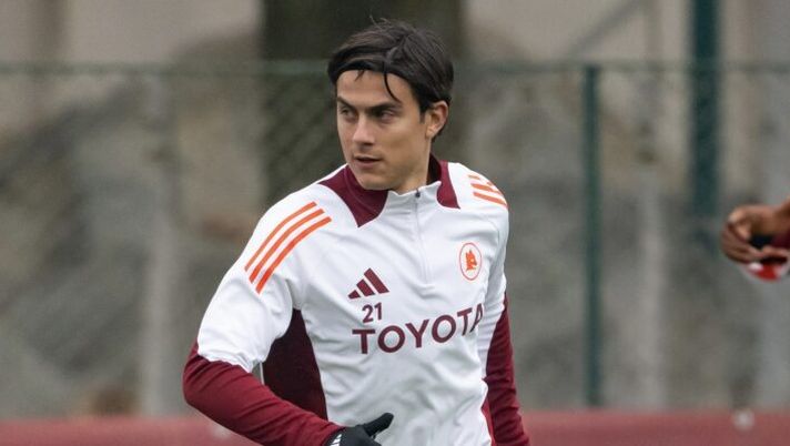 ROME, ITALY - NOVEMBER 25: AS Roma player Paulo Dybala during a training session at Centro Sportivo Fulvio Bernardini on November 25, 2024 in Rome, Italy. (Photo by Fabio Rossi/AS Roma via Getty Images) Dybala, ieri niente amichevole: le sue condizioni dopo gli esami strumentali - immagine 1
