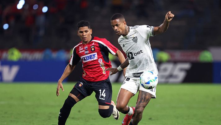 Caio Paulista dell'Atletico Mineiro controlla la palla mentre è sotto pressione da Ender Echenique di Caracas durante la partita della Copa CONMEBOL Sudamericana Group H tra Caracas e Atletico Mineiro all'Estadio Olímpico de la Universidad Central de Venezuela il 23 aprile 2025 a Caracas, Venezuela. (Foto di Edilzon Gamez/Getty Images) Atletico Mineiro Caio Paulista