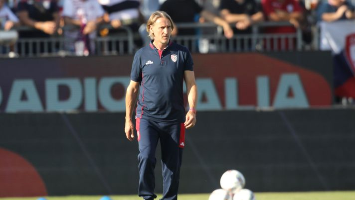 CAGLIARI, ITALY - AUGUST 26: Davide Nicola coach of Cagliari looks on during the Serie A match between Cagliari and Como at Sardegna Arena on August 26, 2024 in Cagliari, Italy. (Photo by Enrico Locci/Getty Images) cagliari nicola