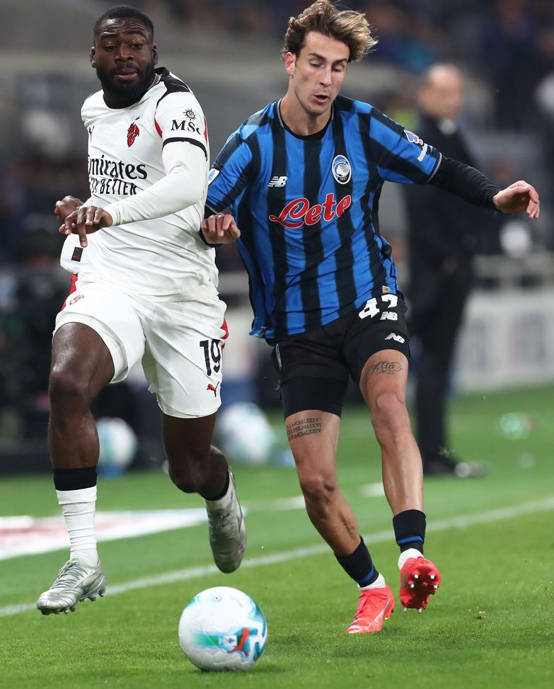 BERGAMO, ITALY - OCTOBER 28: Youssouf Fofana of AC Milan competes for the ball with Lorenzo Bernasconi of Atalanta BC during the Serie A match between Atalanta BC and AC Milan at New Balance Arena on October 28, 2025 in Bergamo, Italy. (Photo by Marco Luzzani/Getty Images)  Atalanta-Milan 1-1, le pagelle: Tomori-horror, Maignan unica sufficienza- immagine 7