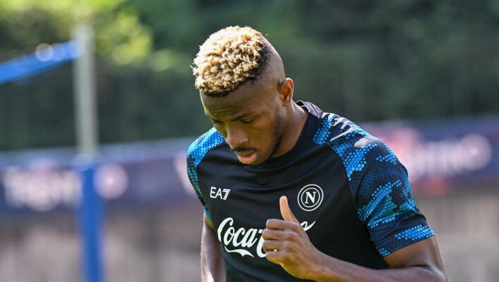 DIMARO, ITALY - JULY 16: SSC Napoli player Victor Osimhen attends the morning training session at Dimaro Sport Center, on July 16 2024 in Dimaro (Trento), Italy. (Photo by SSC NAPOLI/SSC NAPOLI via Getty Images) Romano: “Osimhen non giocherà mai più al Napoli. A gennaio qualcosa può accadere” - immagine 1