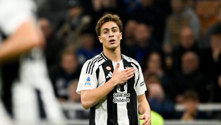 MILAN, ITALY - OCTOBER 27: Kenan Yildiz of Juventus celebrates 4-3 goal during the Serie A match between FC Internazionale and Juventus at Stadio Giuseppe Meazza on October 27, 2024 in Milan, Italy. (Photo by Daniele Badolato - Juventus FC/Juventus FC via Getty Images) Gazzetta esalta Yildiz: “Il suo mancino è una delizia”. E c’è una bocciatura pesantissima - immagine 1