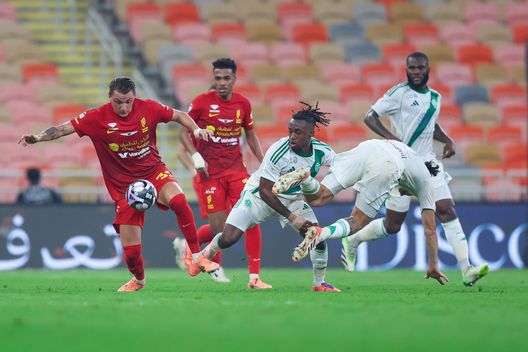 JEDDAH, ARABIA SAUDITA - 21 NOVEMBRE: Mateo Retegui dell'Al Qadsiah combatte per la palla durante la gara di Saudi Pro League tra Al Ahli e Al Qadsiah all'Alinma Stadium il 21 Novembre 2025 a Jeddah, Arabia Saudita. (Photo by Yasser Bakhsh/Getty Images)