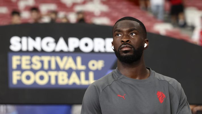 SINGAPORE, SINGAPORE - JULY 23: Fikayo Tomori of AC Milan arrives at the stadium prior Pre-Season Friendly match between Arsenal FC and AC Milan at National Stadium on July 23, 2025 in Singapore. (Photo by AC Milan/AC Milan via Getty Images) Milan, Tomori: “Ora in spogliatoio ho un ruolo, sento la responsabilità” - immagine 1