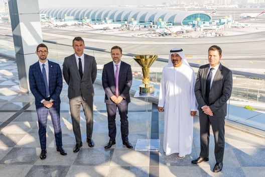 DUBAI, UNITED ARAB EMIRATES - DECEMBER 15: (L-R) AC Milan Board Member Stefano Cocirio, AC Milan Technical Area Director Paolo Maldini of AC Milan, AC Milan Board Member and appointed Chief Executive Officer Giorgio Furlani, Chairman and Chief Executive Emirates Airline & Group His Highness Sheikh Ahmed bin Saeed Al Maktoum and AC Milan Chief Revenue Officer Casper Stylsvig pose for a team photo during the AC Milan & Fly Emirates Partnership Renewal event on December 15, 2022 in Dubai, United Arab Emirates. (Photo by Neville Hopwood - AC Milan/AC Milan via Getty Images) 5 curiosità su Giorgio Furlani, chi è e perché è diventato CEO del Milan- immagine 5