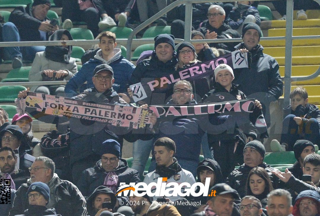 FOTOTIFO Palermo-Bari 3-0, gli scatti ai tifosi al “Renzo Barbera” (GALLERY) - immagine 20