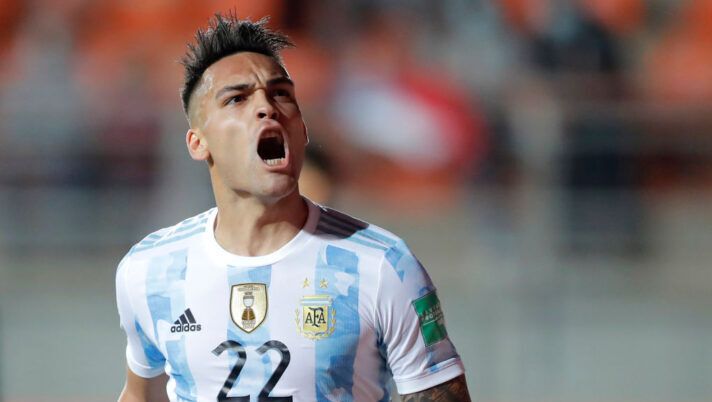 CALAMA, CHILE - JANUARY 27: Lautaro Martinez of Argentina celebrates after scoring the second goal of his team during a match between Chile and Argentina as part of FIFA World Cup Qatar 2022 Qualifiers at Zorros del Desierto Stadium on January 27, 2022 in Calama, Chile. (Photo by Javier Torres-Pool/Getty Images) Copa America, vince l’Argentina: ancora in gol Lautaro Martinez, capocannoniere del torneo - immagine 1