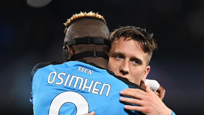 NAPLES, ITALY - MARCH 15: Piotr Zielinski of SSC Napoli celebrates with Victor Osimhen after scoring the team's third goal during the UEFA Champions League round of 16 leg two match between SSC Napoli and Eintracht Frankfurt at Stadio Diego Armando Maradona on March 15, 2023 in Naples, Italy. (Photo by Francesco Pecoraro/Getty Images) Meluso: “Mi assumo la responsabilità per Zielinski e abbiamo sbagliato su Osimhen. Le liti…” - immagine 1
