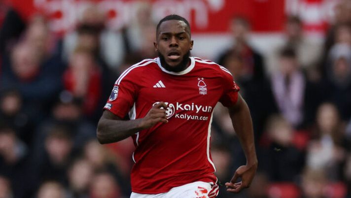 NOTTINGHAM, ENGLAND - FEBRUARY 17: Nuno Tavares of Nottingham Forest during the Premier League match between Nottingham Forest and West Ham United at City Ground on February 17, 2024 in Nottingham, England. (Photo by Eddie Keogh/Getty Images) Dall’Arsenal all’Italia? Contatti per Nuno Tavares in Serie A: gli aggiornamenti - immagine 1