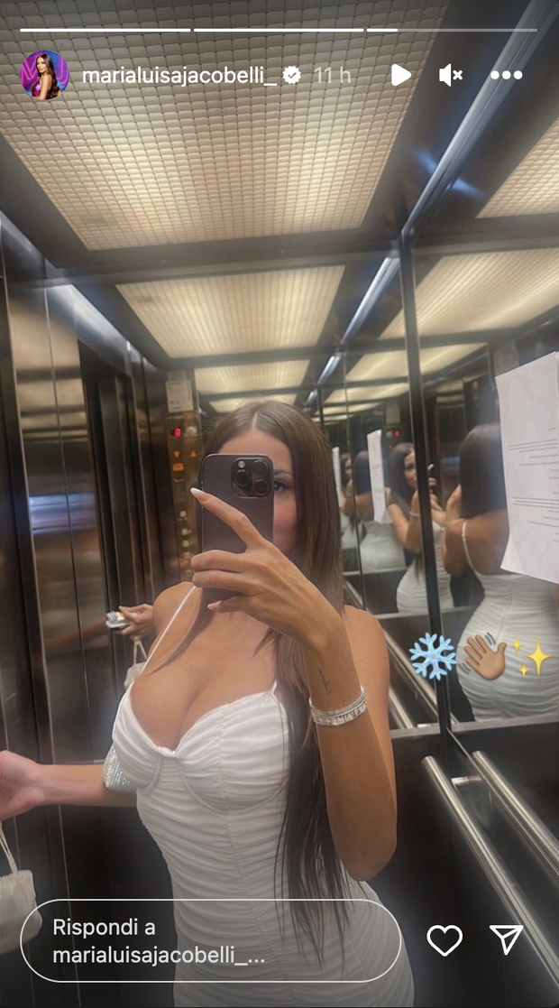 Marialuisa Jacobelli più sexy che mai: scollatura mozzafiato nel selfie in ascensore- immagine 4