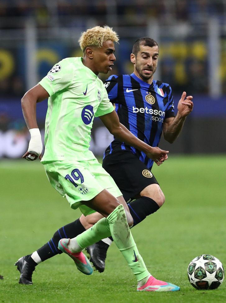 Lamine Yamal del Barcellona e Henrikh Mkhitaryan dell'Inter (Photo by Marco Luzzani/Getty Images) ESCLUSIVA – Barsotti: “Nico Paz è giusto che torni al Real. Sarri e Gasp i più difficili da intervistare”- immagine 2