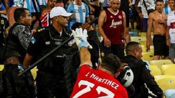 Maracanà, il Dibu Martinez attacca i poliziotti brasiliani: partita iniziata 27 minuti dopo…