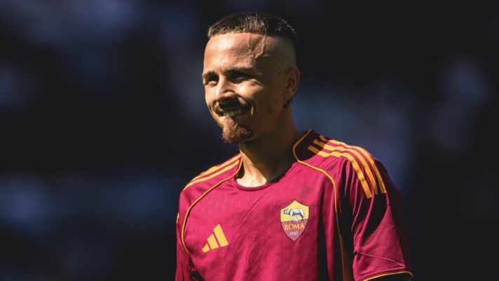 ROME, ITALY - SEPTEMBER 21: Angelino of AS Roma during the Serie A match between SS Lazio and AS Roma at Stadio Olimpico on September 21, 2025 in Rome, Italy. (Photo by Fabio Rossi/AS Roma via Getty Images) Da Angelino a Dodo, Martin, Joao Mario, Tavares e Zortea: sei casi in difesa e la gestione al fantacalcio- immagine 1