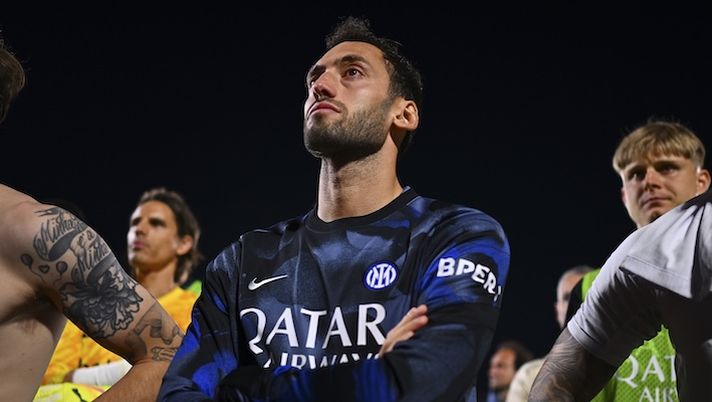 COMO, ITALY - MAY 23: Hakan Calhanoglu of FC Internazionale shows his dejection after the Serie A match between Como and FC Internazionale at Stadio G. Sinigaglia on May 23, 2025 in Como, Italy. (Photo by Mattia Ozbot - Inter/Inter via Getty Images) Gazzetta – Calhanoglu mercoledì in ritiro: colloquio con Chivu e Lautaro, cos’è emerso - immagine 1