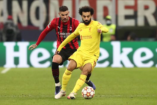 MILAN, ITALY - DECEMBER 07: Mohamed Salah of Liverpool battles for possession with Theo Hernandez of AC Milan during the UEFA Champions League group B match between AC Milan and Liverpool FC at Giuseppe Meazza Stadium on December 07, 2021 in Milan, Italy. (Photo by Marco Luzzani/Getty Images) Milan e Liverpool: dopo Istanbul c’è sempre Atene- immagine 14