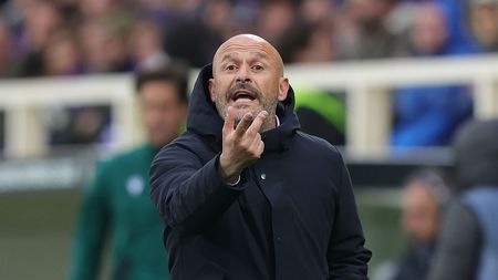 FLORENCE, ITALY - APRIL 18: Head coach Vincenzo Italiano manager of ACF Fiorentina gestures during the UEFA Europa Conference League 2023/24 Quarter-final second leg match between ACF Fiorentina and Viktoria Plzen at on April 18, 2024 in Florence, Italy.(Photo by Gabriele Maltinti/Getty Images