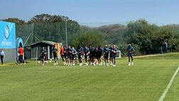 VIDEO Rifinitura del Napoli per la Champions: corsetta della squadra intorno al campo