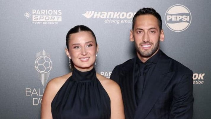 Calhanoglu ventesimo nella lista del Pallone d’oro. La moglie: “I tuoi sogni diventati realtà”  Calhanoglu ventesimo nella lista del Pallone d’oro. La moglie: “I tuoi sogni diventati realtà” - immagine 1