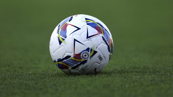 VENICE, ITALY - AUGUST 30: A detailed view of the official Puma Orbita Serie A match ball before the Serie A match between Venezia and Torino at Stadio Pier Luigi Penzo on August 30, 2024 in Venice, Italy. (Photo by Maurizio Lagana/Getty Images) Serie A, la quarta giornata: domani apre Como-Bologna, Lazio-Hellas monday night - immagine 1