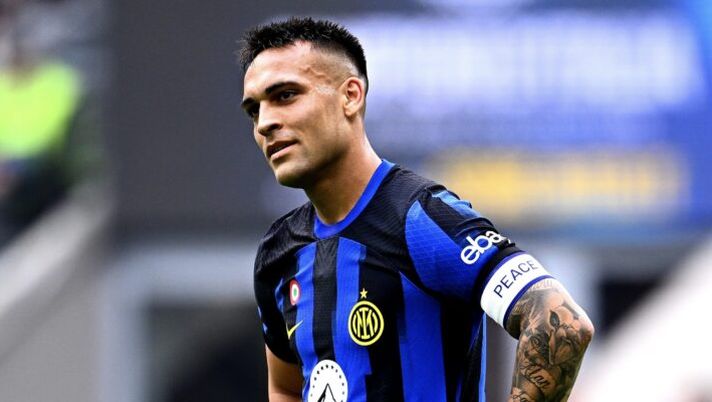 MILAN, ITALY - APRIL 28: Lautaro Martinez of Inter in action during the Serie A TIM match between FC Internazionale and Torino FC at Stadio Giuseppe Meazza on April 28, 2024 in Milan, Italy. (Photo by Mattia Ozbot - Inter/Inter via Getty Images) (Photo by Mattia Ozbot - Inter/Inter via Getty Images) Inter, fonti vicine a Lautaro a Sky: “Troppe voci sulle cifre, vuole lavorare al rinnovo” - immagine 1