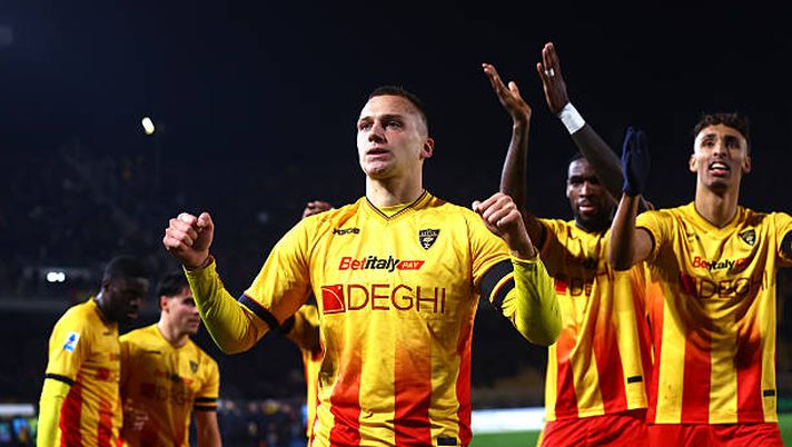 LECCE, ITALY - DECEMBER 12: Nikola Stulic of US Lecce celebrates after scoring his team's opening goal during the Serie A match between US Lecce and Pisa SC at Stadio Via del Mare on December 12, 2025 in Lecce, Italy. (Photo by Maurizio Lagana/Getty Images) Serie A, Lecce-Pisa 1-0: i salentini vincono lo scontro salvezza. Decisivo Stulic - immagine 1