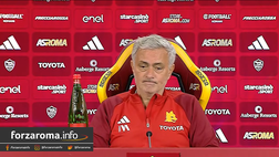 VIDEO – Mourinho: “Smalling si tira un po’ indietro. Spero di riaverlo prima del 2024”