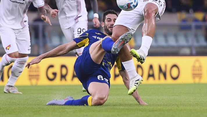 VERONA, ITALY - SEPTEMBER 15: Federico Bonazzoli of US Cremonese battles for possession with Roberto Gagliardini of Hellas Verona FC during the Serie A match between Hellas Verona FC and US Cremonese at Stadio Marcantonio Bentegodi on September 15, 2025 in Verona, Italy. (Photo by Alessandro Sabattini/Getty Images) Verona, ecco la probabile formazione in vista dell’Inter: cosa cambia senza Serdar - immagine 1