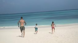 VIDEO / Marcelo Brozovic in vacanza con la famiglia: relax su una spiaggia paradisiaca