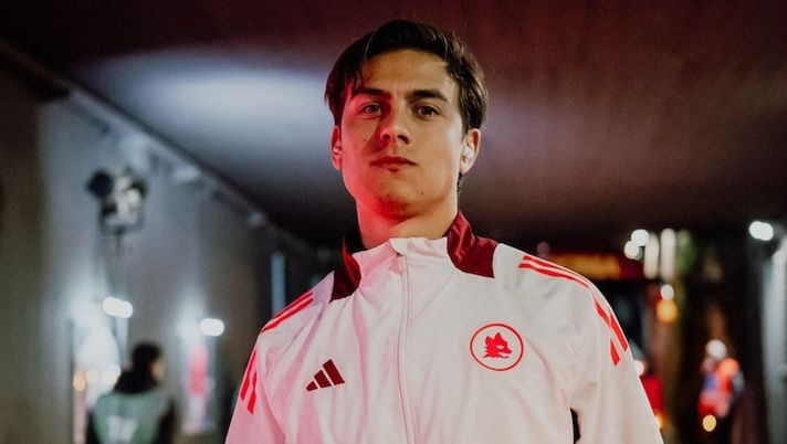 ROME, ITALY - FEBRUARY 02: AS Roma player Paulo Dybalaarrives at the stadium prior to the Serie A match between Roma and Napoli at Stadio Olimpico on February 02, 2025 in Rome, Italy. (Photo by Fabio Rossi/AS Roma via Getty Images) Roma, niente lesioni per Ndicka. Le ultime su Ferguson e Dybala: la gestione di Paulo - immagine 1
