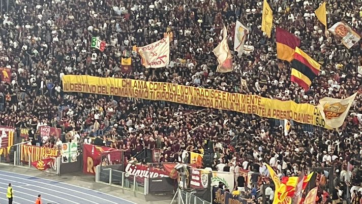 Roma-Athletic, striscione in Sud per De Rossi: “Il destino ti riporterà dalla tua gente” - immagine 1