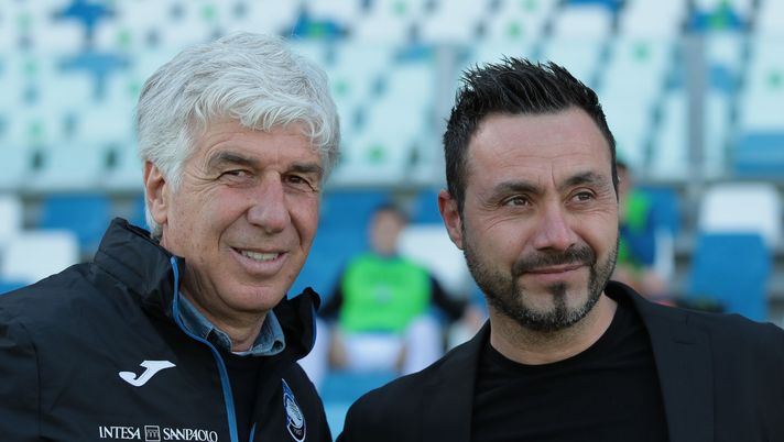 REGGIO NELL'EMILIA, ITALY - MAY 02: Atalanta BC coach Gian Piero Gasperini (L) greets US Sassuolo coach Roberto De Zerbi during the Serie A match between US Sassuolo and Atalanta BC at Mapei Stadium - Città del Tricolore on May 02, 2021 in Reggio nell'Emilia, Italy. Sporting stadiums around Italy remain under strict restrictions due to the Coronavirus Pandemic as Government social distancing laws prohibit fans inside venues resulting in games being played behind closed doors. (Photo by Emilio Andreoli/Getty Images) De Zerbi: “Tifo per Gasperini, gli avevano detto che non poteva allenare una big” - immagine 1