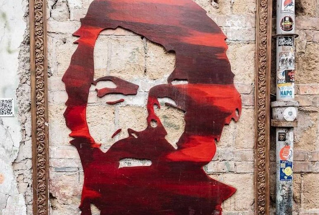 SII AUTENTICO Napoli, un luogo pieno di vicoli trafficati e stradine strette in cui si sente ancora lo spirito autentico della città. I Quartieri Spagnoli sono la perfetta miscela di quello spirito napoletano, con ogni angolo in grado di raccontare le tante vite di questa terra. Qui, tra mercatini, ristoranti e palazzi, potrai provare gli odori, i suoni e i gusti che rendono unica la nostra città. La vita nei quartieri spagnoli è un mix di eccitazione e tranquillità. L'emozione arriva dai turisti desiderosi di scoprire ogni parte della zona, mentre la tranquillità arriva dai residenti dei Quartieri Spagnoli, che restano distaccati dal ritmo di vita rapido che la società moderna ci impone.