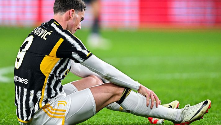 GENOA, ITALY - DECEMBER 15: Dusan Vlahovic of Juventus sits on the pitch during the Serie A TIM match between Genoa CFC and Juventus at Stadio Luigi Ferraris on December 15, 2023 in Genoa, Italy. (Photo by Simone Arveda/Getty Images) LIVEBLOG – Serie A: Torino-Juve, tutti scontenti alla fine del derby - immagine 1