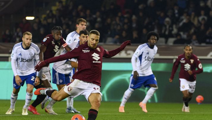 TURIN, ITALY - NOVEMBER 24: Nikola Vlasic of Torino FC kick on goal a penalty kick during the Serie A match between Torino FC and Como 1907 at Stadio Olimpico di Torino on November 24, 2025 in Turin, Italy. (Photo by Stefano Guidi - Torino FC/Torino FC 1906 via Getty Images) Torino-Como, nella serata del disastro Vlasic è (forse) l’unica luce: i dati - immagine 1
