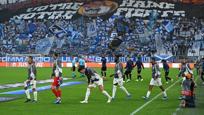 MARSEILLE, FRANCE - OCTOBER 05: Players enter the pitch for the UEFA Europa League 2023/24 Group B match between Olympique de Marseille and Brighton & Hove Albion at Orange Velodrome on October 05, 2023 in Marseille, France. (Photo by Mike Hewitt/Getty Images) Allerta meteo in Francia, a rischio rinvio il big match tra Marsiglia e PSG - immagine 1