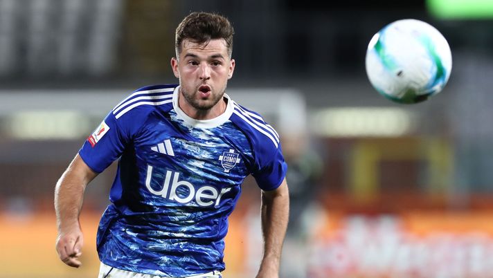 COMO, ITALY - SEPTEMBER 24: Martin Baturina of Como 1907 in action during the Coppa Italia match between Como 1907 and US Sassuolo at Giuseppe Sinigaglia Stadium on September 24, 2025 in Como, Italy. (Photo by Marco Luzzani/Getty Images) A gennaio la Fiorentina aveva chiesto un gioiellino del Como: il retroscena - immagine 1